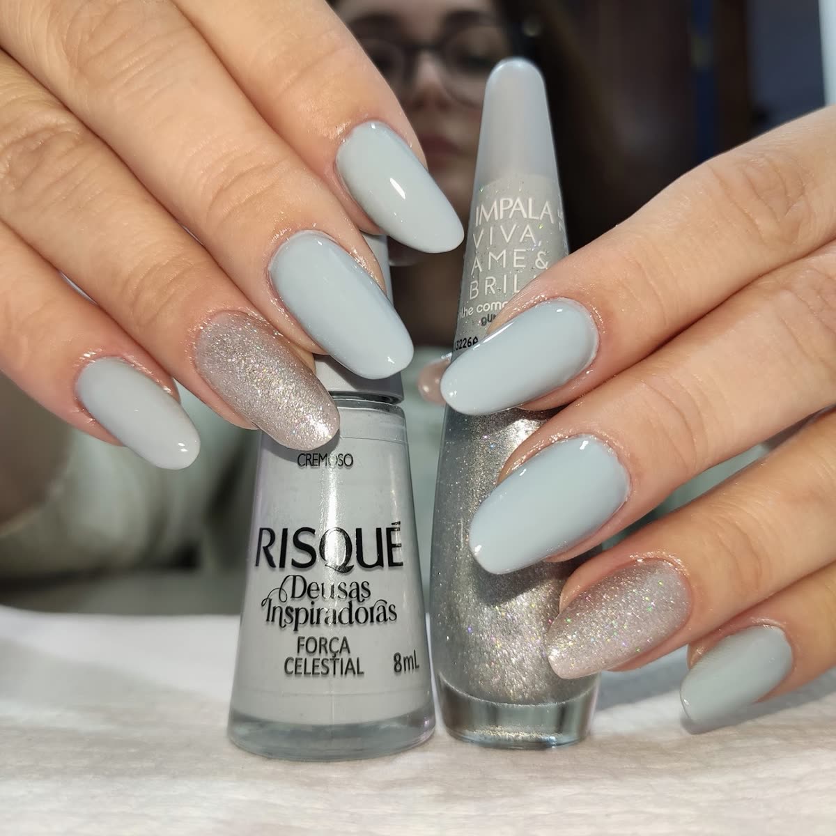Unhas cinza com glitter prata